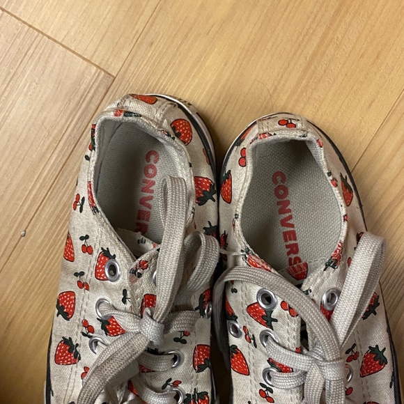 Girls Kids Sz 13 Converse Chuck Taylor All Star Low Strawberry Print Sneakers - Picture 2 of 10
